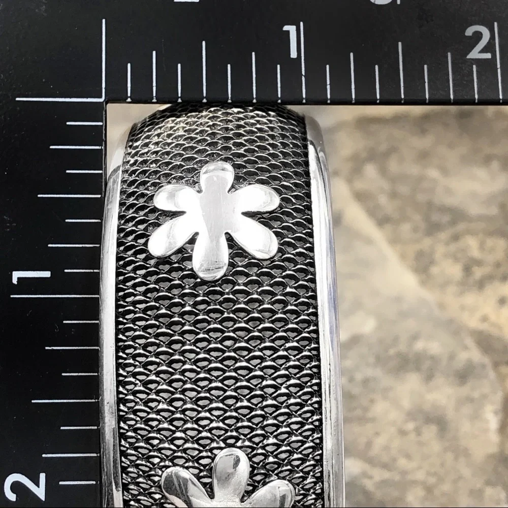 🍀 Metal Mesh Wide Bangle Bracelet - Picture 3 of 3